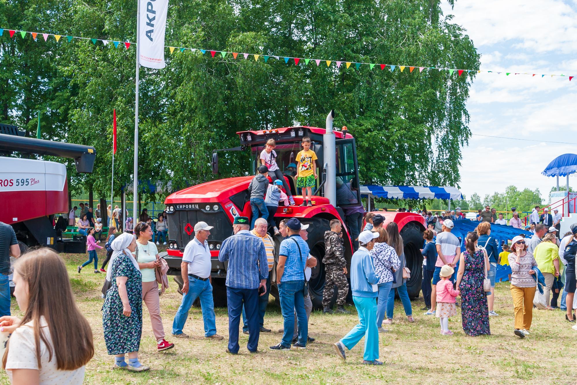 People looking around an outdoor farm machinery event